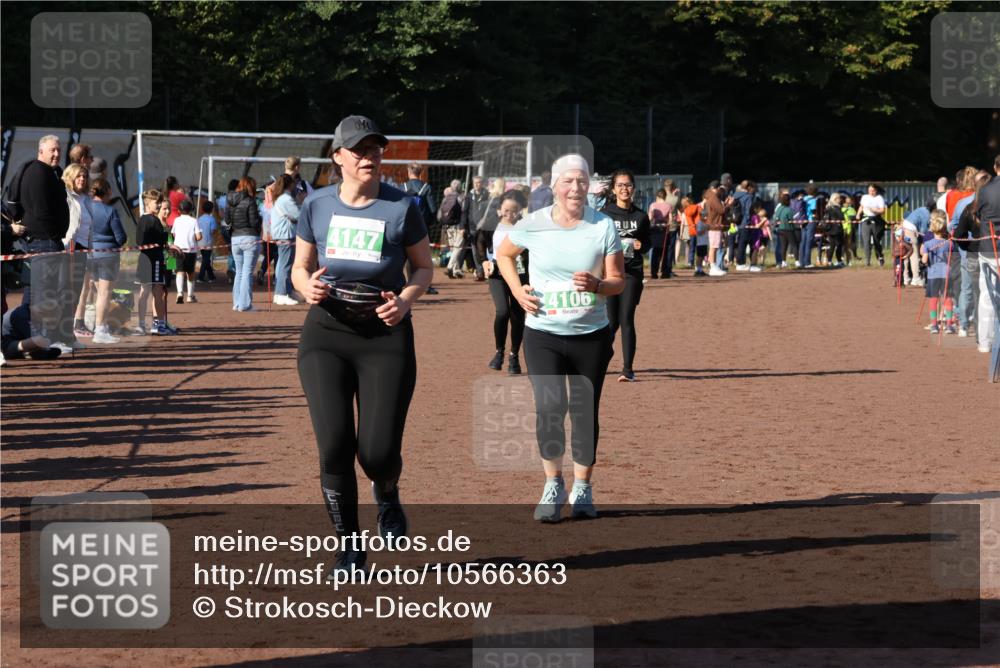 27.09.2026 - 35. Volkslauf durch das schöne Alstertal Strokosch-Dieckow http://msf.ph/oto/10566363 27.09.2026 11:04:47 Ziel 4106, 4147, 4157, 4178, 4954 meine-sportfotos.de