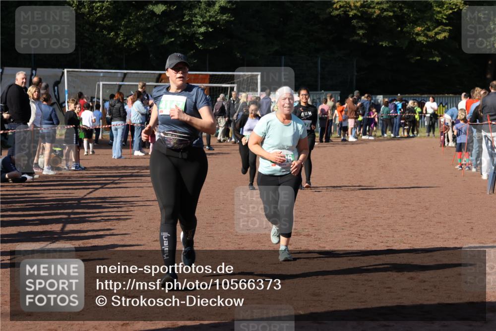 27.09.2026 - 35. Volkslauf durch das schöne Alstertal Strokosch-Dieckow http://msf.ph/oto/10566373 27.09.2026 11:04:47 Ziel 4106, 4147, 4157, 4178, 4954 meine-sportfotos.de