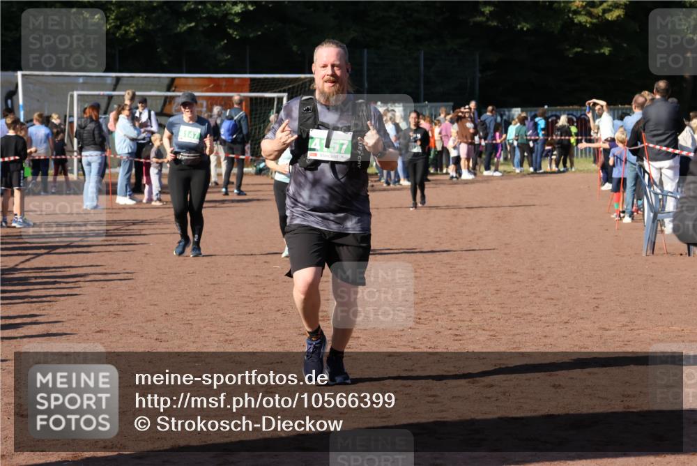 27.09.2026 - 35. Volkslauf durch das schöne Alstertal Strokosch-Dieckow http://msf.ph/oto/10566399 27.09.2026 11:04:42 Ziel 4106, 4146, 4147, 4157, 4178 meine-sportfotos.de