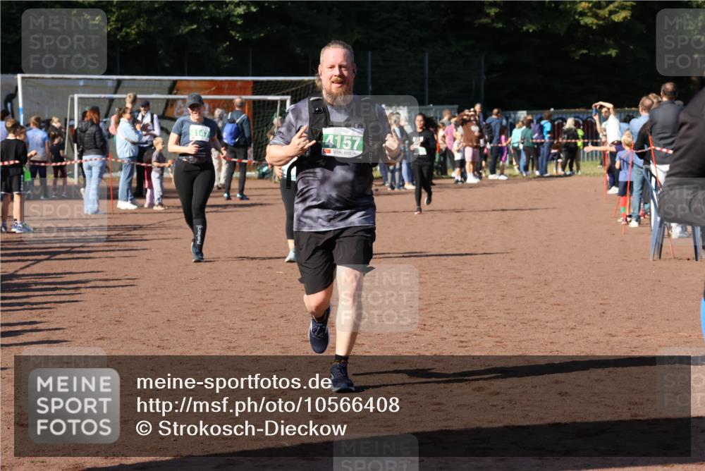 27.09.2026 - 35. Volkslauf durch das schöne Alstertal Strokosch-Dieckow http://msf.ph/oto/10566408 27.09.2026 11:04:42 Ziel 4106, 4146, 4147, 4157, 4178 meine-sportfotos.de