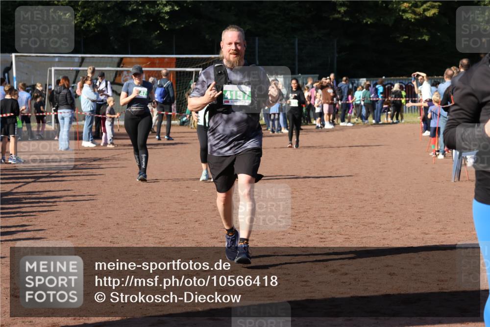 27.09.2026 - 35. Volkslauf durch das schöne Alstertal Strokosch-Dieckow http://msf.ph/oto/10566418 27.09.2026 11:04:42 Ziel 4106, 4146, 4147, 4157, 4178 meine-sportfotos.de