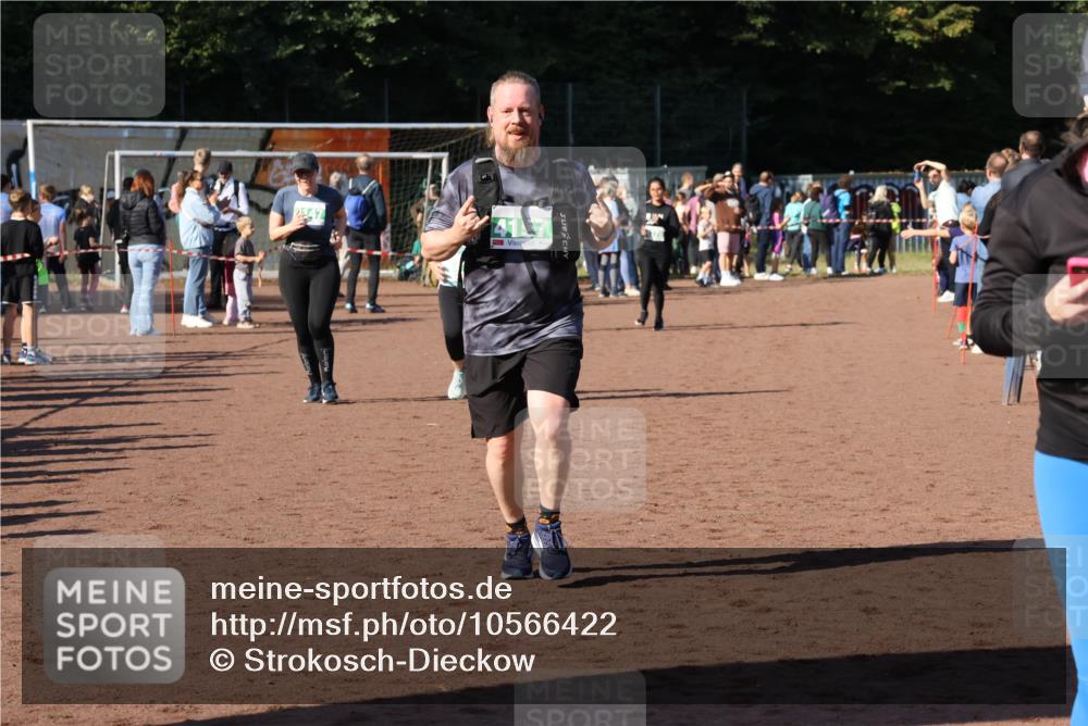 27.09.2026 - 35. Volkslauf durch das schöne Alstertal Strokosch-Dieckow http://msf.ph/oto/10566422 27.09.2026 11:04:42 Ziel 4106, 4146, 4147, 4157, 4178 meine-sportfotos.de