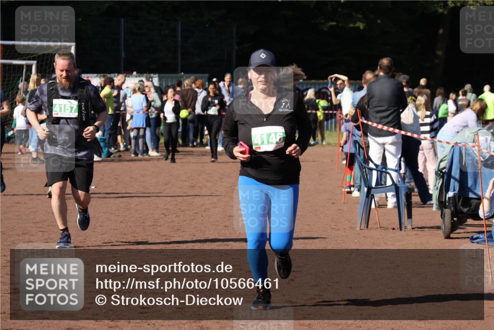 27.09.2026 - 35. Volkslauf durch das schöne Alstertal Strokosch-Dieckow http://msf.ph/oto/10566461 27.09.2026 11:04:39 Ziel 4146, 4157 meine-sportfotos.de