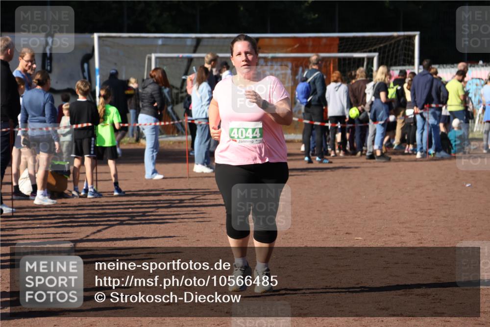 27.09.2026 - 35. Volkslauf durch das schöne Alstertal Strokosch-Dieckow http://msf.ph/oto/10566485 27.09.2026 11:04:20 Ziel 4044 meine-sportfotos.de