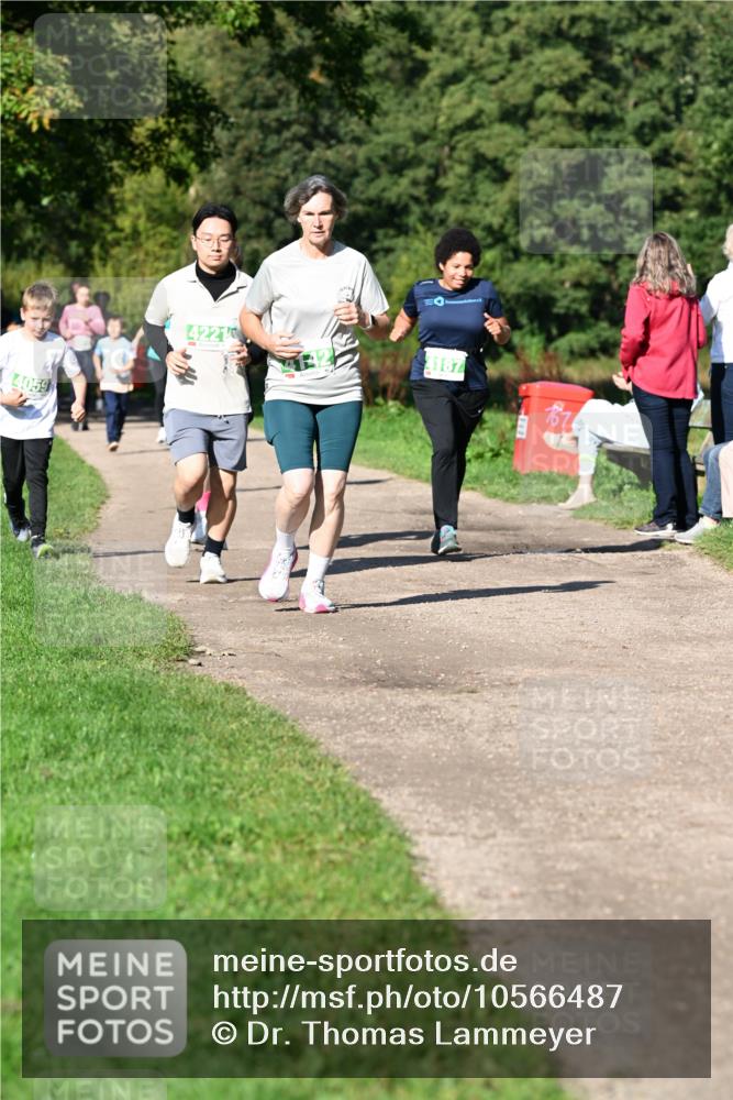 27.09.2026 - 35. Volkslauf durch das schöne Alstertal Dr. Thomas Lammeyer http://msf.ph/oto/10566487 27.09.2026 10:40:22 Laufen 4059, 4221, 161 meine-sportfotos.de