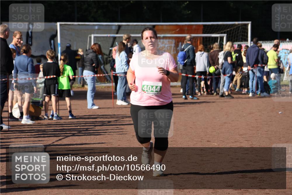 27.09.2026 - 35. Volkslauf durch das schöne Alstertal Strokosch-Dieckow http://msf.ph/oto/10566490 27.09.2026 11:04:20 Ziel 4044 meine-sportfotos.de