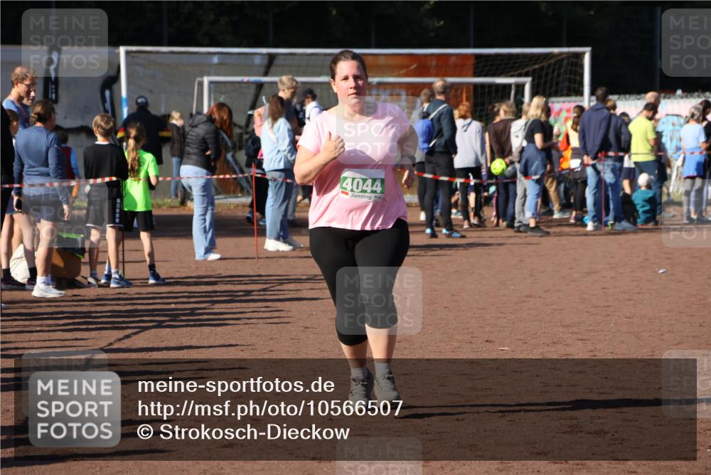 27.09.2026 - 35. Volkslauf durch das schöne Alstertal Strokosch-Dieckow http://msf.ph/oto/10566507 27.09.2026 11:04:20 Ziel 4044 meine-sportfotos.de