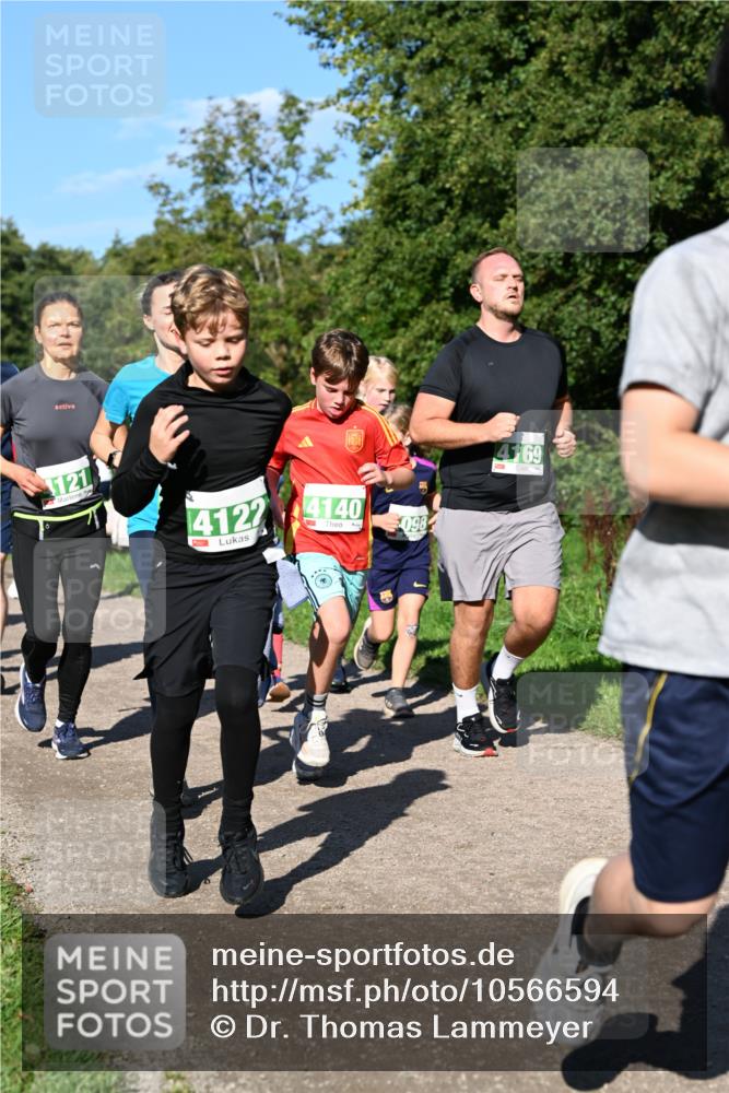 27.09.2026 - 35. Volkslauf durch das schöne Alstertal Dr. Thomas Lammeyer http://msf.ph/oto/10566594 27.09.2026 10:40:42 Laufen 121, 4122, 4140, 098, 4169 meine-sportfotos.de
