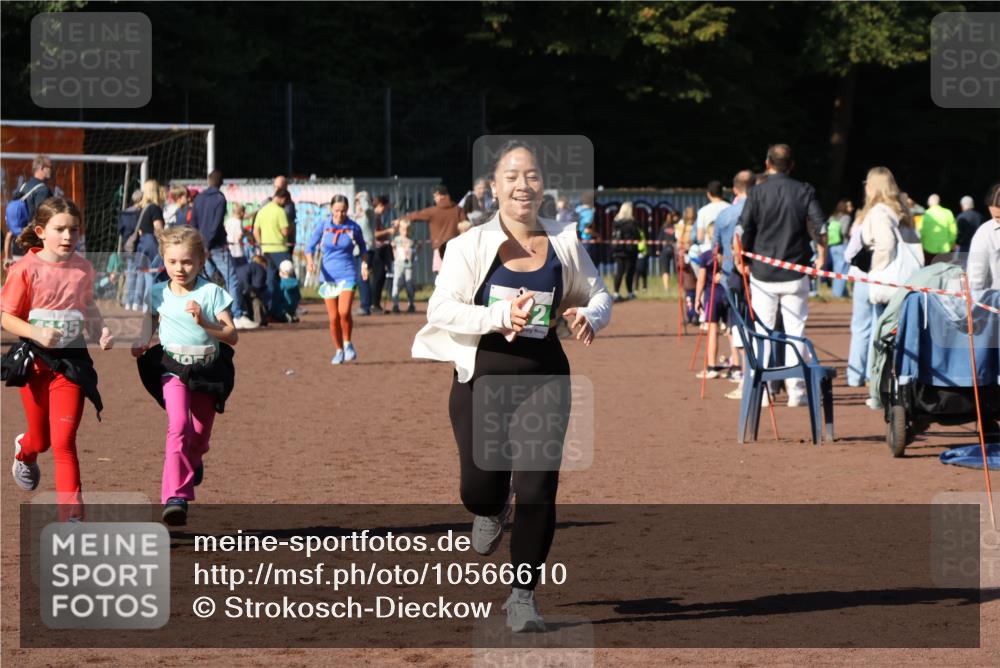 27.09.2026 - 35. Volkslauf durch das schöne Alstertal Strokosch-Dieckow http://msf.ph/oto/10566610 27.09.2026 11:03:44 Ziel 4135, 4212, 4950 meine-sportfotos.de