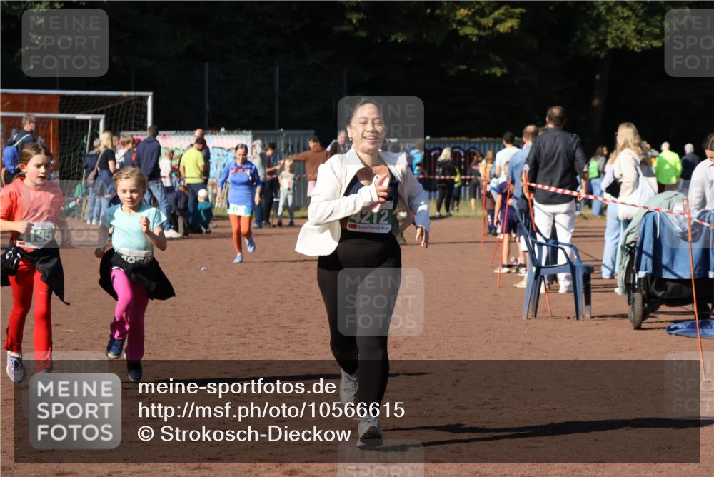 27.09.2026 - 35. Volkslauf durch das schöne Alstertal Strokosch-Dieckow http://msf.ph/oto/10566615 27.09.2026 11:03:43 Ziel 4135, 4212, 4950, 4961 meine-sportfotos.de