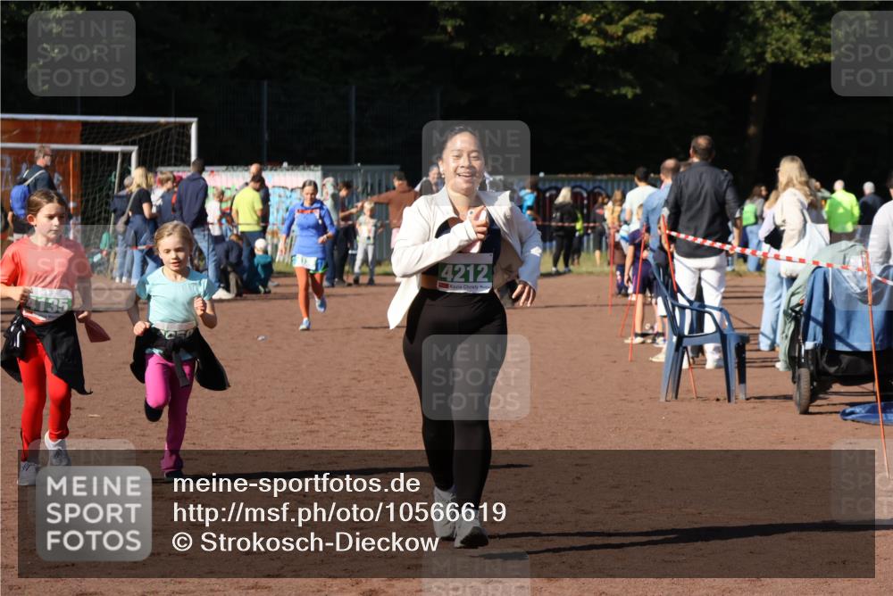 27.09.2026 - 35. Volkslauf durch das schöne Alstertal Strokosch-Dieckow http://msf.ph/oto/10566619 27.09.2026 11:03:43 Ziel 4135, 4212, 4950, 4961 meine-sportfotos.de