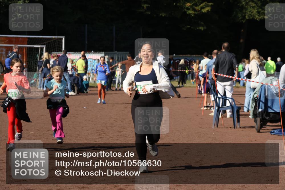 27.09.2026 - 35. Volkslauf durch das schöne Alstertal Strokosch-Dieckow http://msf.ph/oto/10566630 27.09.2026 11:03:43 Ziel 4135, 4212, 4950, 4961 meine-sportfotos.de
