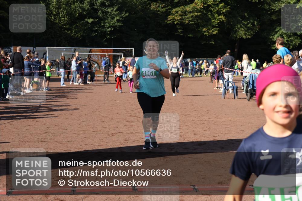 27.09.2026 - 35. Volkslauf durch das schöne Alstertal Strokosch-Dieckow http://msf.ph/oto/10566636 27.09.2026 11:03:39 Ziel 4135, 4156, 4212, 4950, 4961 meine-sportfotos.de