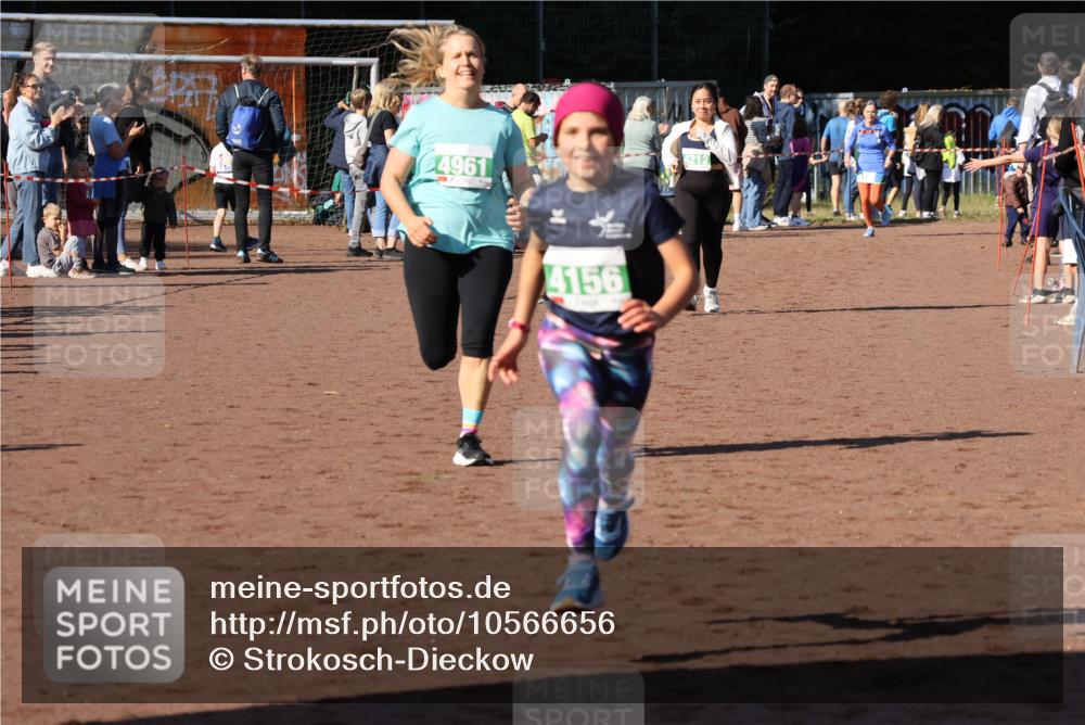 27.09.2026 - 35. Volkslauf durch das schöne Alstertal Strokosch-Dieckow http://msf.ph/oto/10566656 27.09.2026 11:03:37 Ziel 4135, 4156, 4212, 4961 meine-sportfotos.de