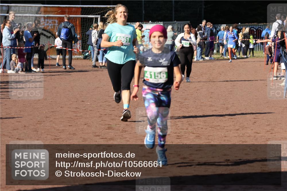 27.09.2026 - 35. Volkslauf durch das schöne Alstertal Strokosch-Dieckow http://msf.ph/oto/10566661 27.09.2026 11:03:37 Ziel 4135, 4156, 4212, 4961 meine-sportfotos.de