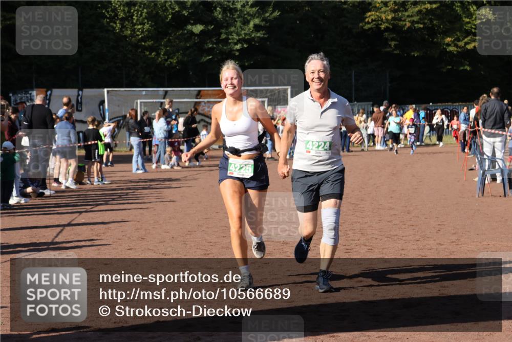 27.09.2026 - 35. Volkslauf durch das schöne Alstertal Strokosch-Dieckow http://msf.ph/oto/10566689 27.09.2026 11:03:29 Ziel 4156, 4224, 4225 meine-sportfotos.de