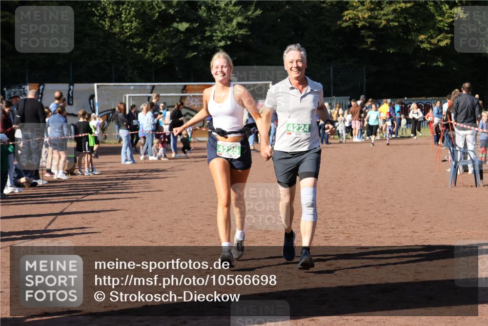 27.09.2026 - 35. Volkslauf durch das schöne Alstertal Strokosch-Dieckow http://msf.ph/oto/10566698 27.09.2026 11:03:28 Ziel 4224, 4225 meine-sportfotos.de