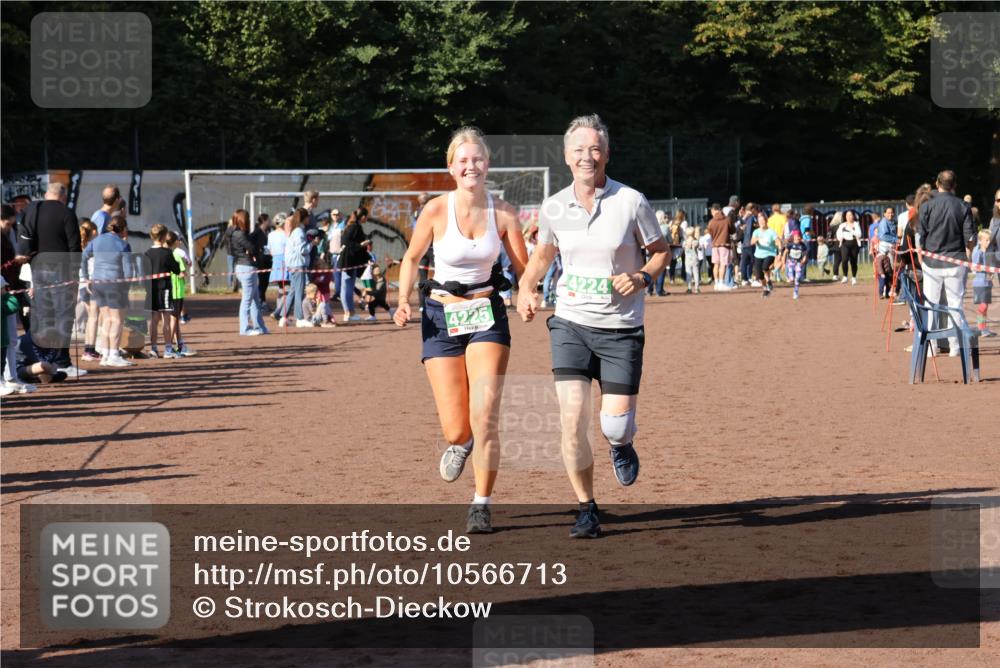 27.09.2026 - 35. Volkslauf durch das schöne Alstertal Strokosch-Dieckow http://msf.ph/oto/10566713 27.09.2026 11:03:28 Ziel 4224, 4225 meine-sportfotos.de