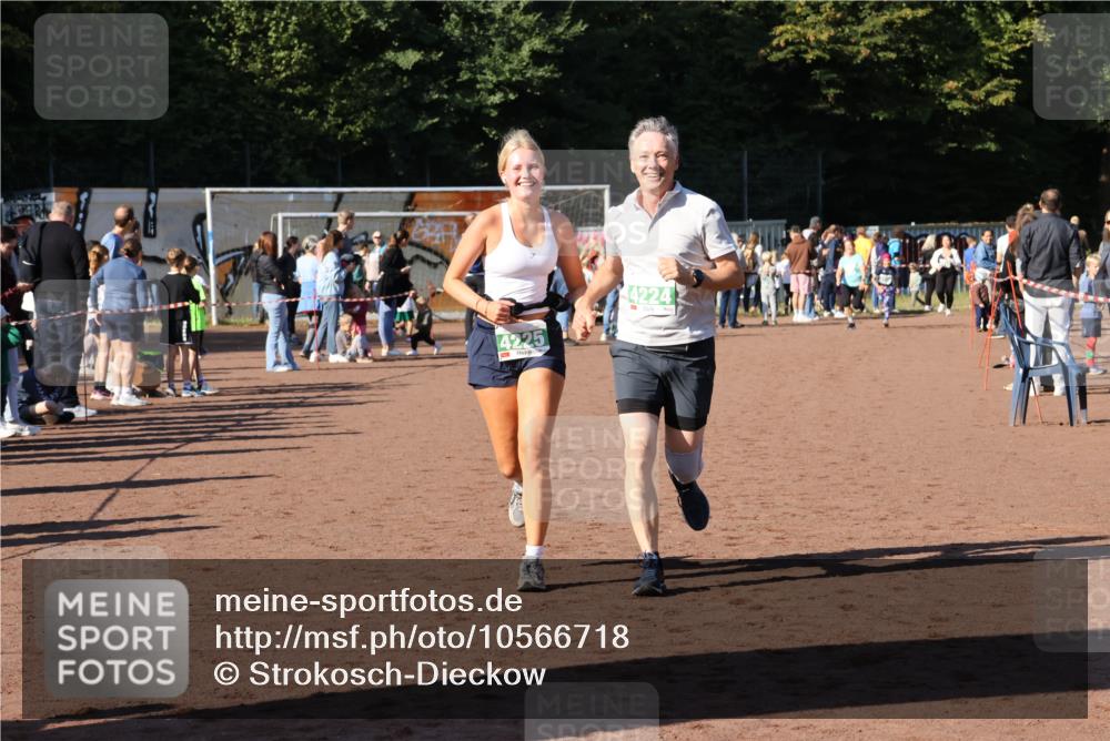 27.09.2026 - 35. Volkslauf durch das schöne Alstertal Strokosch-Dieckow http://msf.ph/oto/10566718 27.09.2026 11:03:28 Ziel 4224, 4225 meine-sportfotos.de