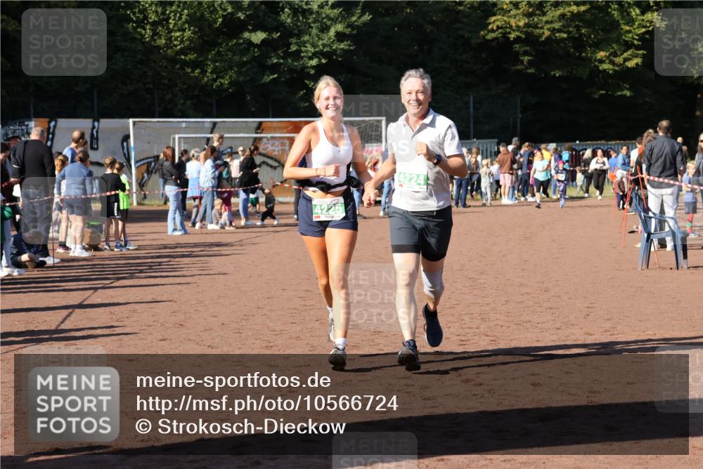27.09.2026 - 35. Volkslauf durch das schöne Alstertal Strokosch-Dieckow http://msf.ph/oto/10566724 27.09.2026 11:03:28 Ziel 4224, 4225 meine-sportfotos.de