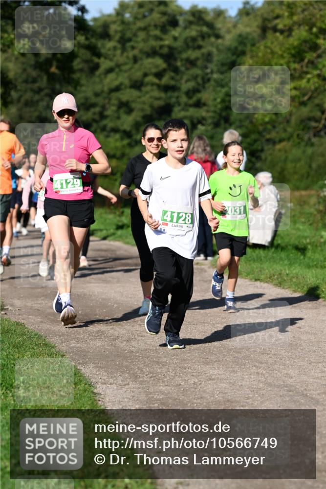 27.09.2026 - 35. Volkslauf durch das schöne Alstertal Dr. Thomas Lammeyer http://msf.ph/oto/10566749 27.09.2026 10:41:09 Laufen 4129, 4128, 031 meine-sportfotos.de