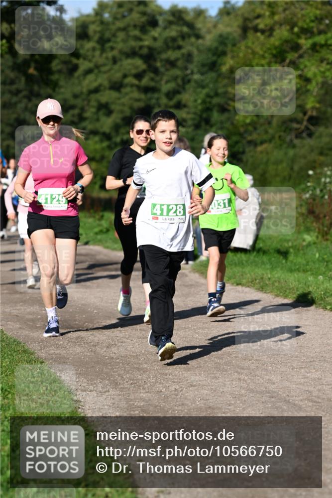 27.09.2026 - 35. Volkslauf durch das schöne Alstertal Dr. Thomas Lammeyer http://msf.ph/oto/10566750 27.09.2026 10:41:09 Laufen 4125, 4128, 031 meine-sportfotos.de