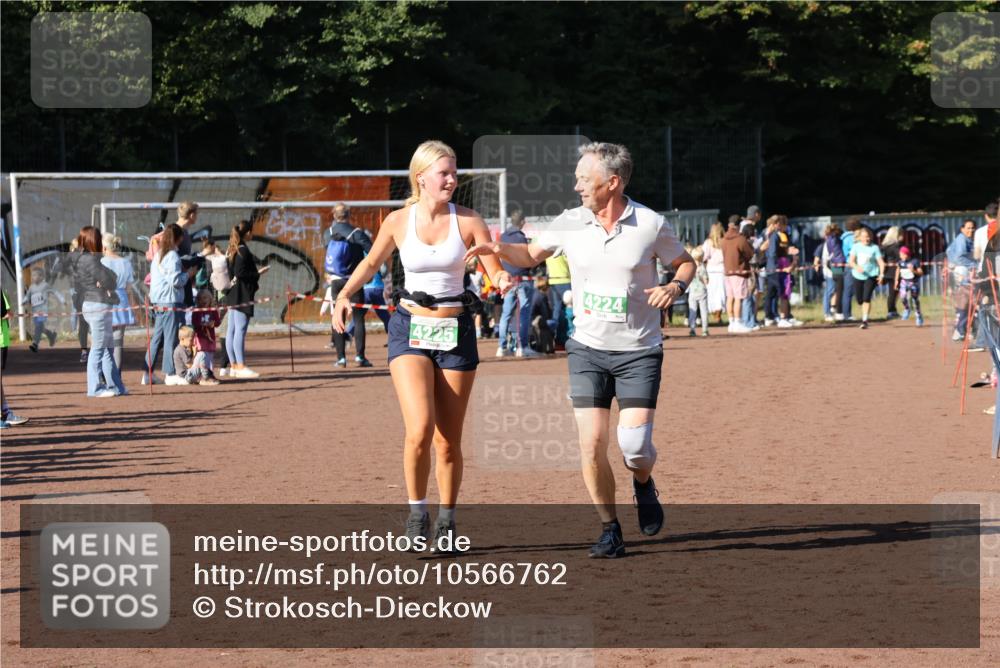27.09.2026 - 35. Volkslauf durch das schöne Alstertal Strokosch-Dieckow http://msf.ph/oto/10566762 27.09.2026 11:03:27 Ziel 4224, 4225 meine-sportfotos.de