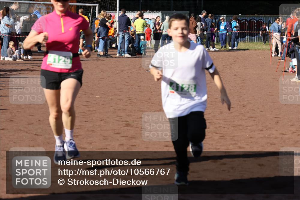 27.09.2026 - 35. Volkslauf durch das schöne Alstertal Strokosch-Dieckow http://msf.ph/oto/10566767 27.09.2026 11:03:08 Ziel 4050, 4051, 4128, 4129 meine-sportfotos.de