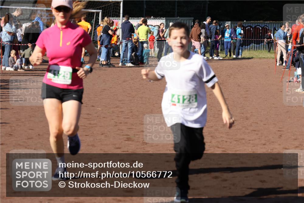 27.09.2026 - 35. Volkslauf durch das schöne Alstertal Strokosch-Dieckow http://msf.ph/oto/10566772 27.09.2026 11:03:07 Ziel 4050, 4051, 4128, 4129 meine-sportfotos.de