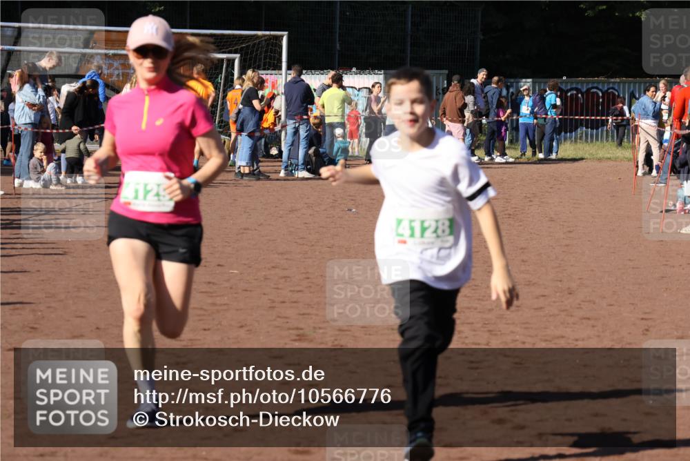 27.09.2026 - 35. Volkslauf durch das schöne Alstertal Strokosch-Dieckow http://msf.ph/oto/10566776 27.09.2026 11:03:07 Ziel 4050, 4051, 4128, 4129 meine-sportfotos.de