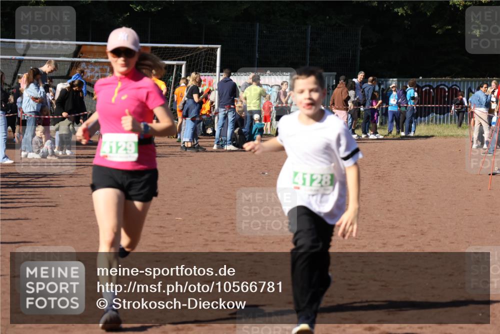 27.09.2026 - 35. Volkslauf durch das schöne Alstertal Strokosch-Dieckow http://msf.ph/oto/10566781 27.09.2026 11:03:07 Ziel 4050, 4051, 4128, 4129 meine-sportfotos.de