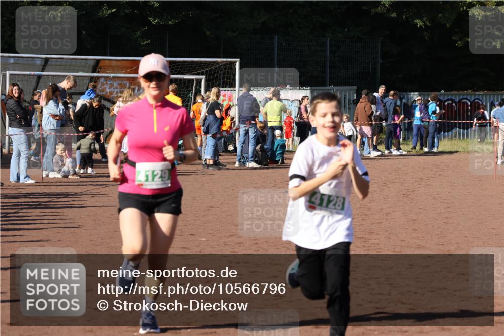 27.09.2026 - 35. Volkslauf durch das schöne Alstertal Strokosch-Dieckow http://msf.ph/oto/10566796 27.09.2026 11:03:07 Ziel 4050, 4051, 4128, 4129 meine-sportfotos.de