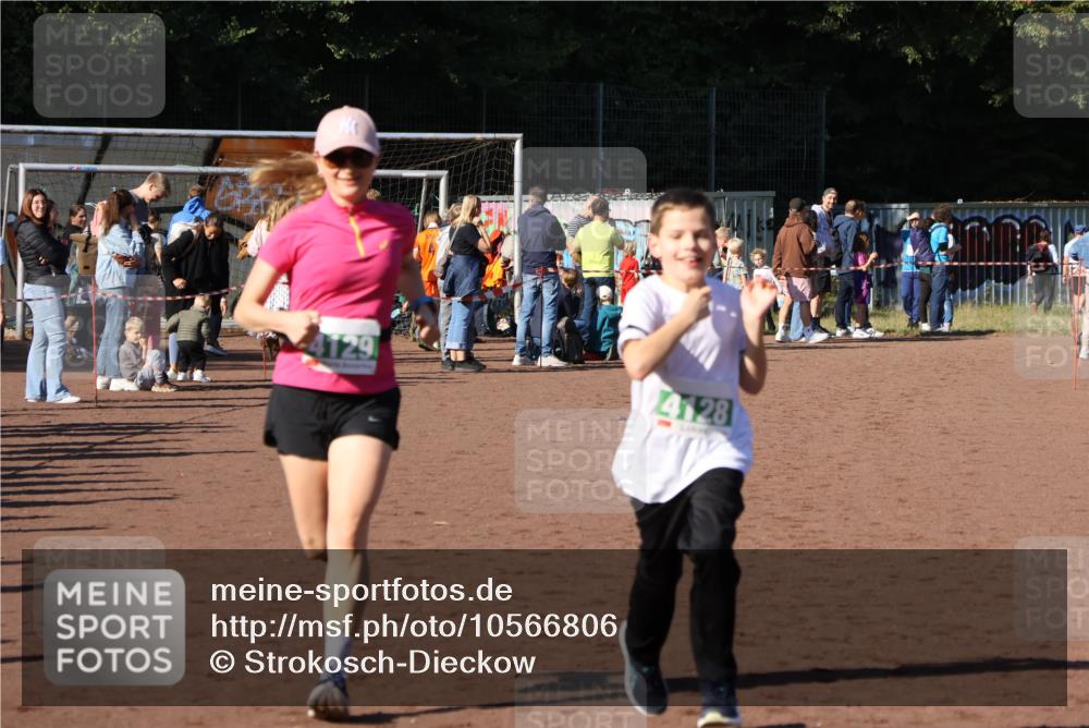 27.09.2026 - 35. Volkslauf durch das schöne Alstertal Strokosch-Dieckow http://msf.ph/oto/10566806 27.09.2026 11:03:07 Ziel 4050, 4051, 4128, 4129 meine-sportfotos.de