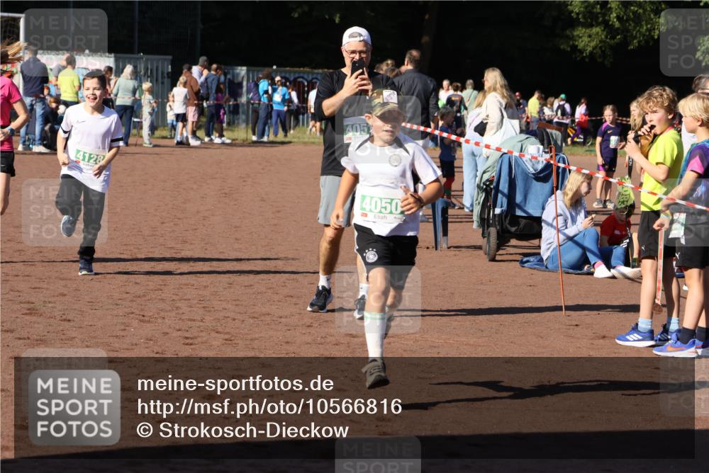 27.09.2026 - 35. Volkslauf durch das schöne Alstertal Strokosch-Dieckow http://msf.ph/oto/10566816 27.09.2026 11:03:05 Ziel 4050, 4051, 4128, 4129, 4137 meine-sportfotos.de