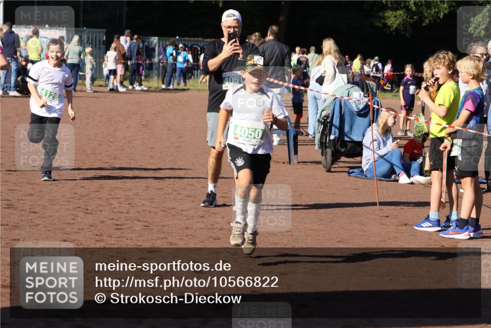 27.09.2026 - 35. Volkslauf durch das schöne Alstertal Strokosch-Dieckow http://msf.ph/oto/10566822 27.09.2026 11:03:05 Ziel 4050, 4051, 4128, 4129, 4137 meine-sportfotos.de