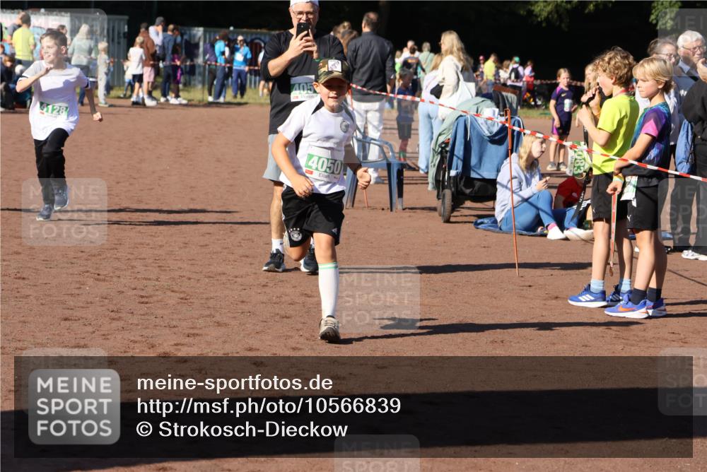 27.09.2026 - 35. Volkslauf durch das schöne Alstertal Strokosch-Dieckow http://msf.ph/oto/10566839 27.09.2026 11:03:05 Ziel 4050, 4051, 4128, 4129, 4137 meine-sportfotos.de