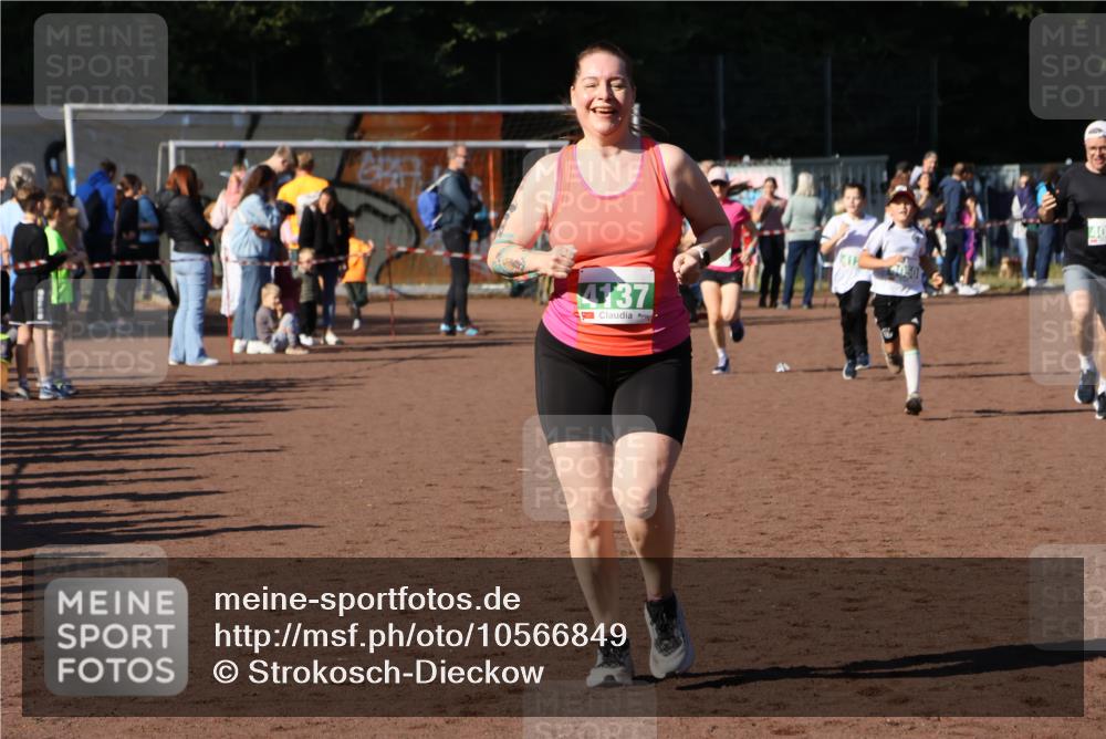 27.09.2026 - 35. Volkslauf durch das schöne Alstertal Strokosch-Dieckow http://msf.ph/oto/10566849 27.09.2026 11:03:01 Ziel 4050, 4051, 4128, 4129, 4137 meine-sportfotos.de