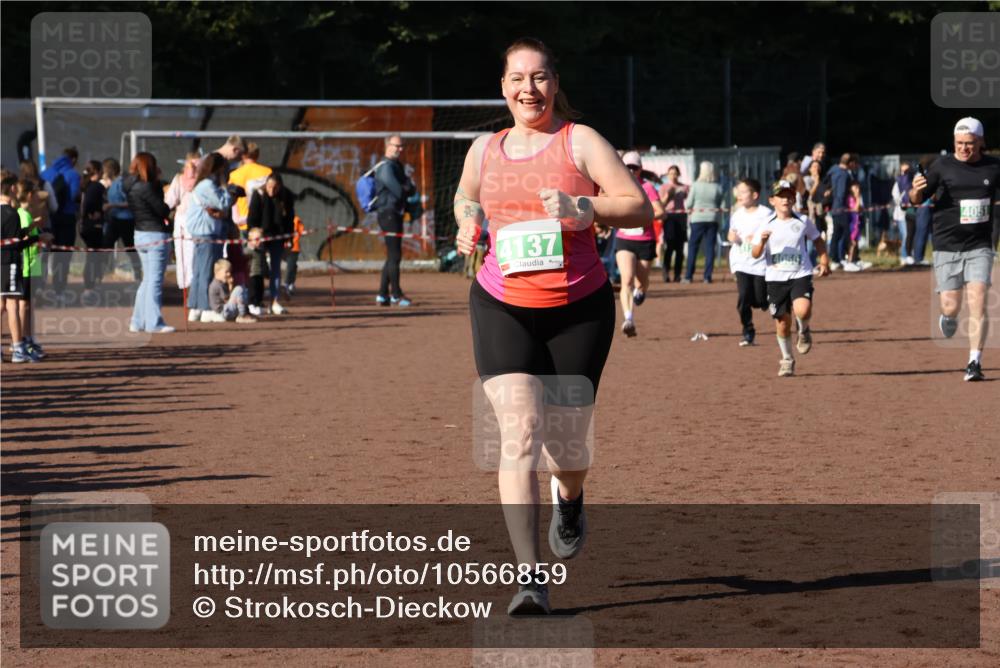27.09.2026 - 35. Volkslauf durch das schöne Alstertal Strokosch-Dieckow http://msf.ph/oto/10566859 27.09.2026 11:03:01 Ziel 4050, 4051, 4128, 4129, 4137 meine-sportfotos.de