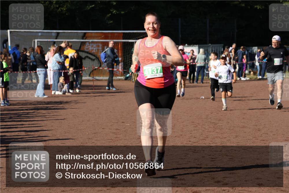 27.09.2026 - 35. Volkslauf durch das schöne Alstertal Strokosch-Dieckow http://msf.ph/oto/10566864 27.09.2026 11:03:01 Ziel 4050, 4051, 4128, 4129, 4137 meine-sportfotos.de