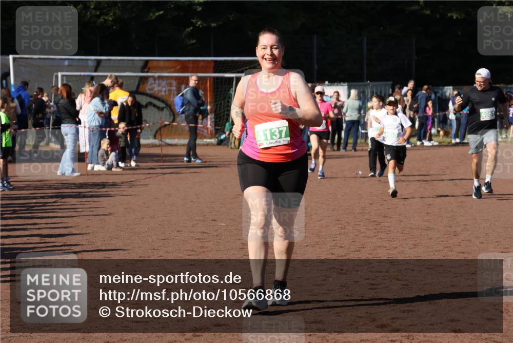 27.09.2026 - 35. Volkslauf durch das schöne Alstertal Strokosch-Dieckow http://msf.ph/oto/10566868 27.09.2026 11:03:01 Ziel 4050, 4051, 4128, 4129, 4137 meine-sportfotos.de