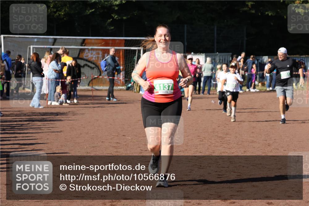27.09.2026 - 35. Volkslauf durch das schöne Alstertal Strokosch-Dieckow http://msf.ph/oto/10566876 27.09.2026 11:03:01 Ziel 4050, 4051, 4128, 4129, 4137 meine-sportfotos.de