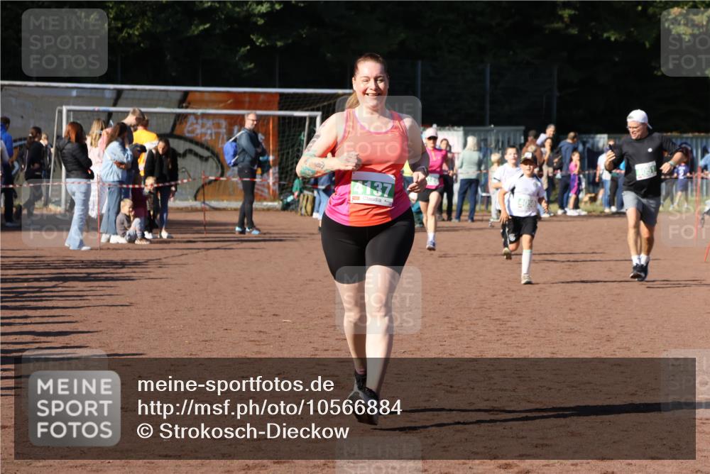 27.09.2026 - 35. Volkslauf durch das schöne Alstertal Strokosch-Dieckow http://msf.ph/oto/10566884 27.09.2026 11:03:01 Ziel 4050, 4051, 4128, 4129, 4137 meine-sportfotos.de