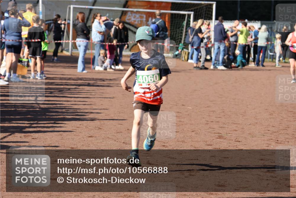 27.09.2026 - 35. Volkslauf durch das schöne Alstertal Strokosch-Dieckow http://msf.ph/oto/10566888 27.09.2026 11:02:53 Ziel 4060 meine-sportfotos.de