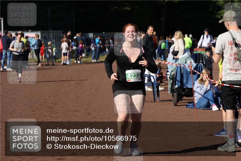 27.09.2026 - 35. Volkslauf durch das schöne Alstertal Strokosch-Dieckow http://msf.ph/oto/10566975 27.09.2026 11:02:31 Ziel 4238, 4240 meine-sportfotos.de