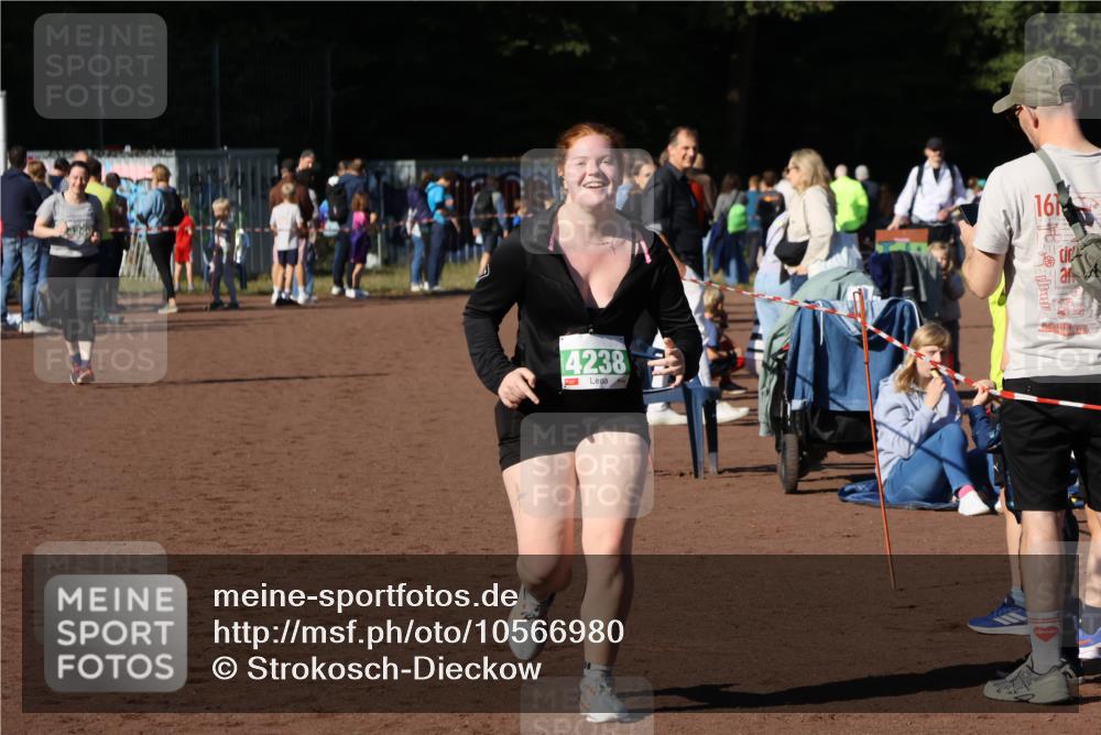 27.09.2026 - 35. Volkslauf durch das schöne Alstertal Strokosch-Dieckow http://msf.ph/oto/10566980 27.09.2026 11:02:31 Ziel 4238, 4240 meine-sportfotos.de