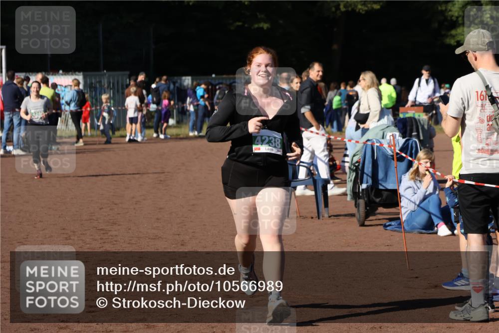 27.09.2026 - 35. Volkslauf durch das schöne Alstertal Strokosch-Dieckow http://msf.ph/oto/10566989 27.09.2026 11:02:31 Ziel 4238, 4240 meine-sportfotos.de