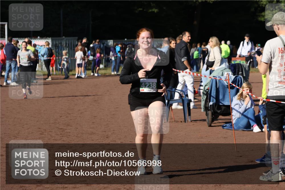 27.09.2026 - 35. Volkslauf durch das schöne Alstertal Strokosch-Dieckow http://msf.ph/oto/10566998 27.09.2026 11:02:31 Ziel 4238, 4240 meine-sportfotos.de