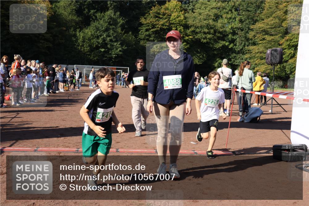 27.09.2026 - 35. Volkslauf durch das schöne Alstertal Strokosch-Dieckow http://msf.ph/oto/10567007 27.09.2026 11:02:24 Ziel 4088, 4218, 4219, 4226, 4238 meine-sportfotos.de