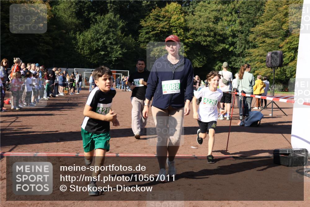 27.09.2026 - 35. Volkslauf durch das schöne Alstertal Strokosch-Dieckow http://msf.ph/oto/10567011 27.09.2026 11:02:24 Ziel 4088, 4218, 4219, 4226, 4238 meine-sportfotos.de