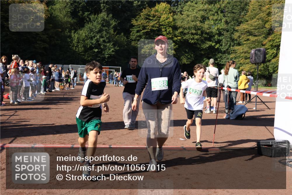 27.09.2026 - 35. Volkslauf durch das schöne Alstertal Strokosch-Dieckow http://msf.ph/oto/10567015 27.09.2026 11:02:24 Ziel 4088, 4218, 4219, 4226, 4238 meine-sportfotos.de